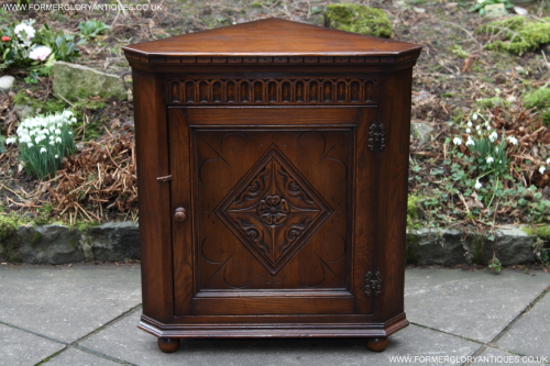 A TITCHMARSH AND GOODWIN STYLE CARVED OAK CORNER DISPLAY CABINET CUPBOARD BOOKCASE HALL TABLE.