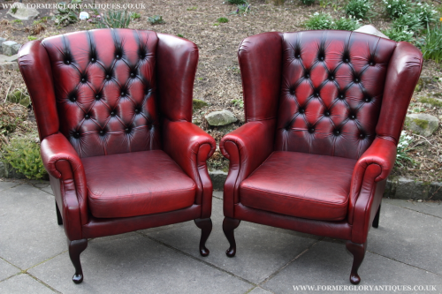 A PAIR OF OX BLOOD RED LEATHER CHESTERFIELD BUTTON WING-BACK ARMCHAIRS SOFA SUITE
