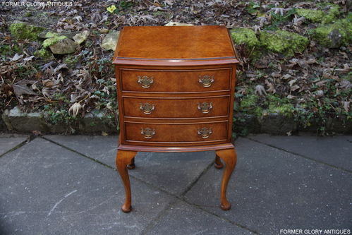 A BEVAN FUNNELL REPRODUX BURR WALNUT CHEST OF DRAWERS / BEDSIDE CABINET