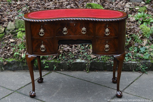 A MAHOGANY SERPENTINE FRONTED KIDNEY WRITING DESK