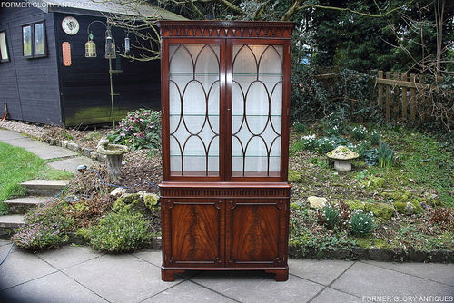 A BEVAN FUNNELL REPRODUX MAHOGANY CHINA / DISPLAY CABINET