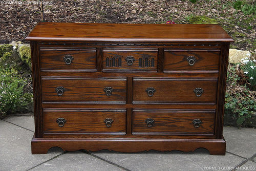 A WOOD BROTHERS OLD CHARM LIGHT OAK CHEST OF DRAWERS / SIDEBOARD