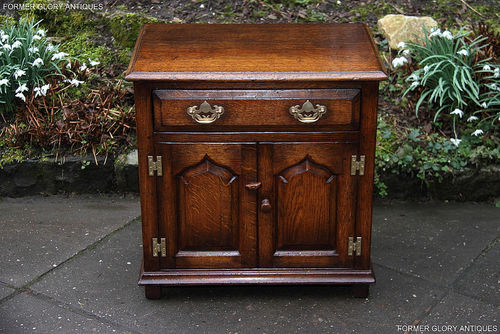 A TITCHMARSH AND GOODWIN STRESSED OAK BEDSIDE CABINET / TABLE