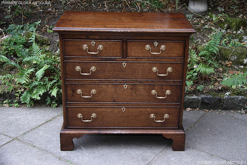 A TITCHMARSH AND GOODWIN STYLE SOLID OAK CHEST OF DRAWERS