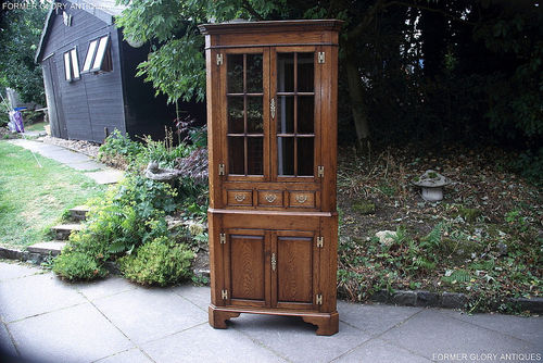 A TITCHMARSH AND GOODWIN STYLE OAK CORNER DISPLAY CABINET CUPBOARD DRESSER STAND