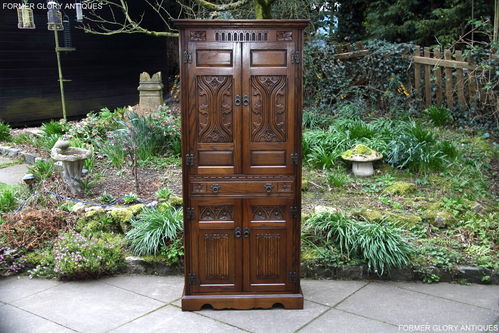 A WOOD BROTHERS OLD CHARM LIGHT OAK DRINKS / COCKTAIL / WINE CABINET