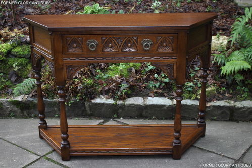 A WOOD BROTHERS OLD CHARM CARVED LIGHT OAK CANTED HALL / CONSOLE / LAMP TABLE