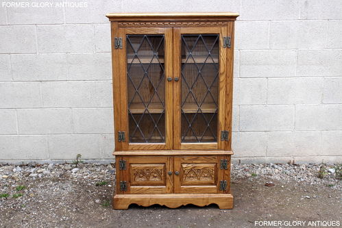 A WOOD BROTHERS OLD CHARM VINTAGE CARVED OAK BOOKCASE / DISPLAY CABINET / CUPBOARD