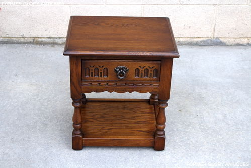 A WOOD BROTHERS OLD CHARM CARVED LIGHT OAK LAMP / BEDSIDE / COFFEE TABLE / STAND
