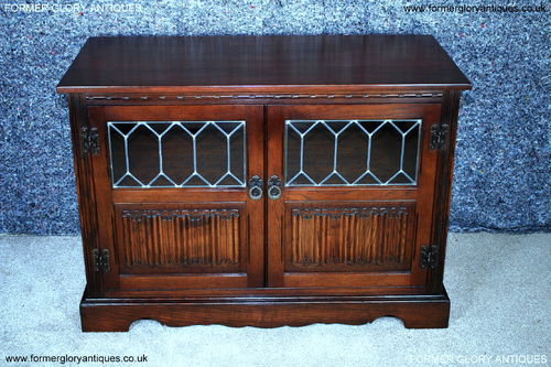 A WOOD BROTHERS OLD CHARM TUDOR BROWN CARVED OAK TV CABINET / MEDIA STAND / UNIT