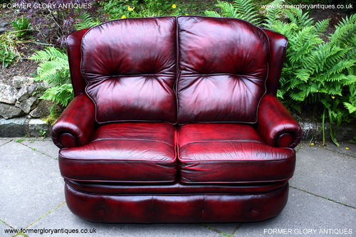 A SAXON OXBLOOD RED LEATHER CHESTERFIELD TWO SEATER SETTEE / SOFA / ARMCHAIR / COUCH